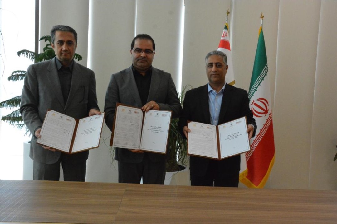 امضای تفاهمنامه سهجانبه میان وزارت صنعت، معدن و تجارت، ایمیدرو و بانك صنعت و معدن امضای تفاهمنامه سهجانبه میان وزارت صنعت، معدن و تجارت، ایمیدرو و بانك صنعت و معدن